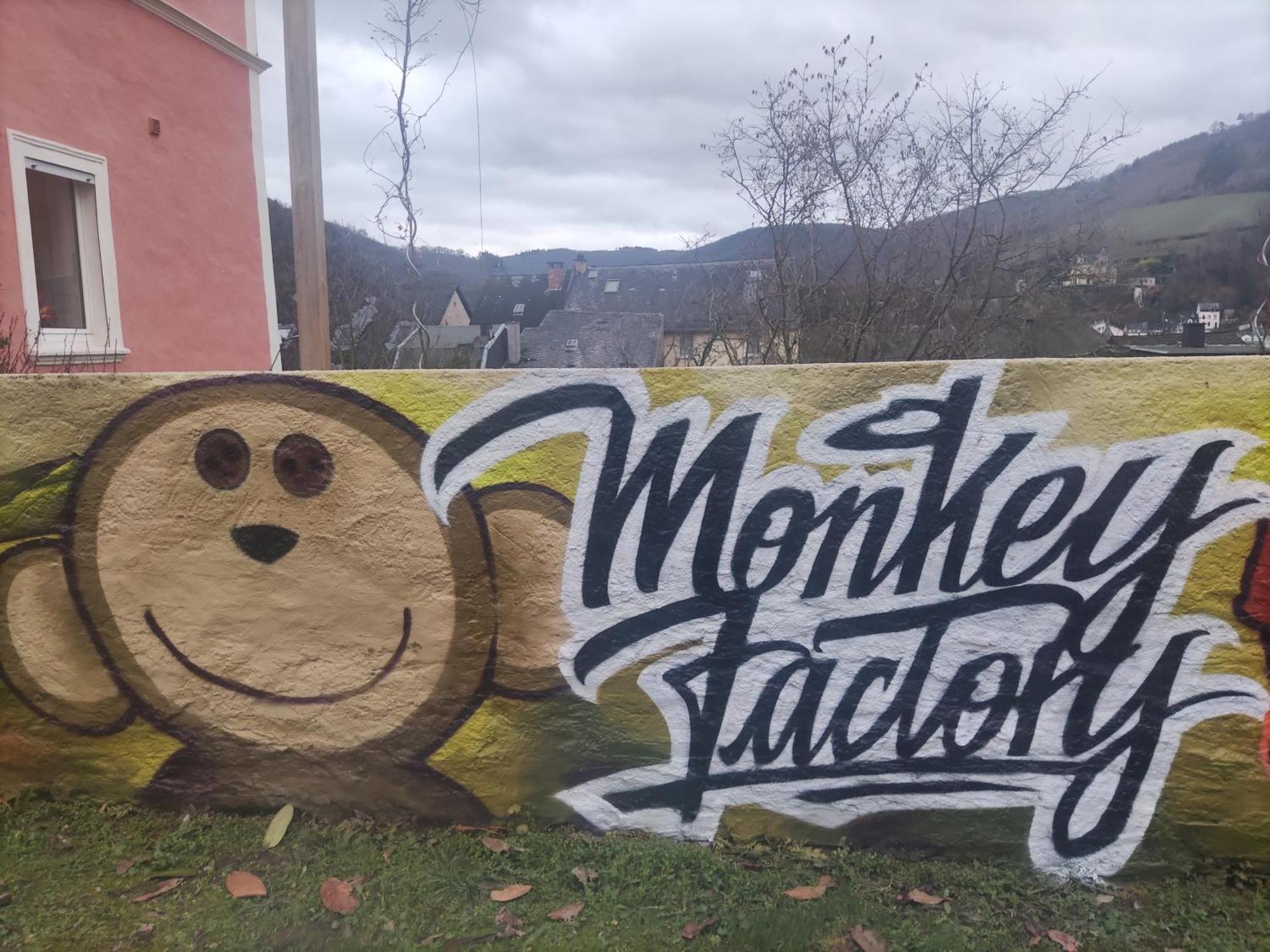 Monkey Factory - Mini Home-Stay Hostel Traben-Trarbach Ngoại thất bức ảnh