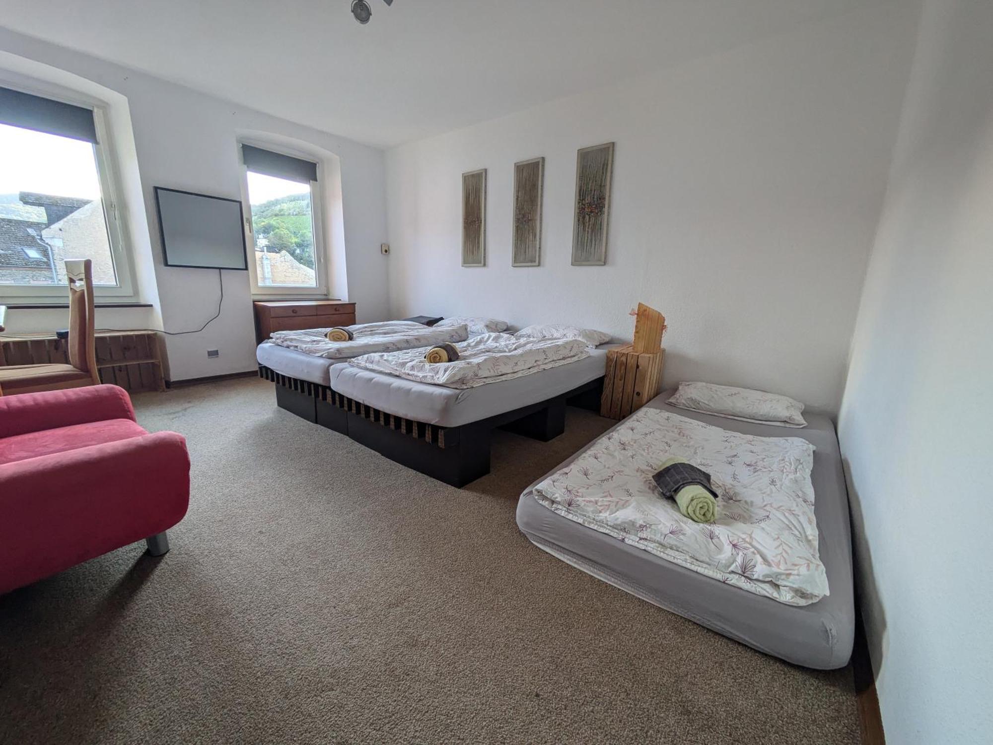 Monkey Factory - Mini Home-Stay Hostel Traben-Trarbach Phòng bức ảnh