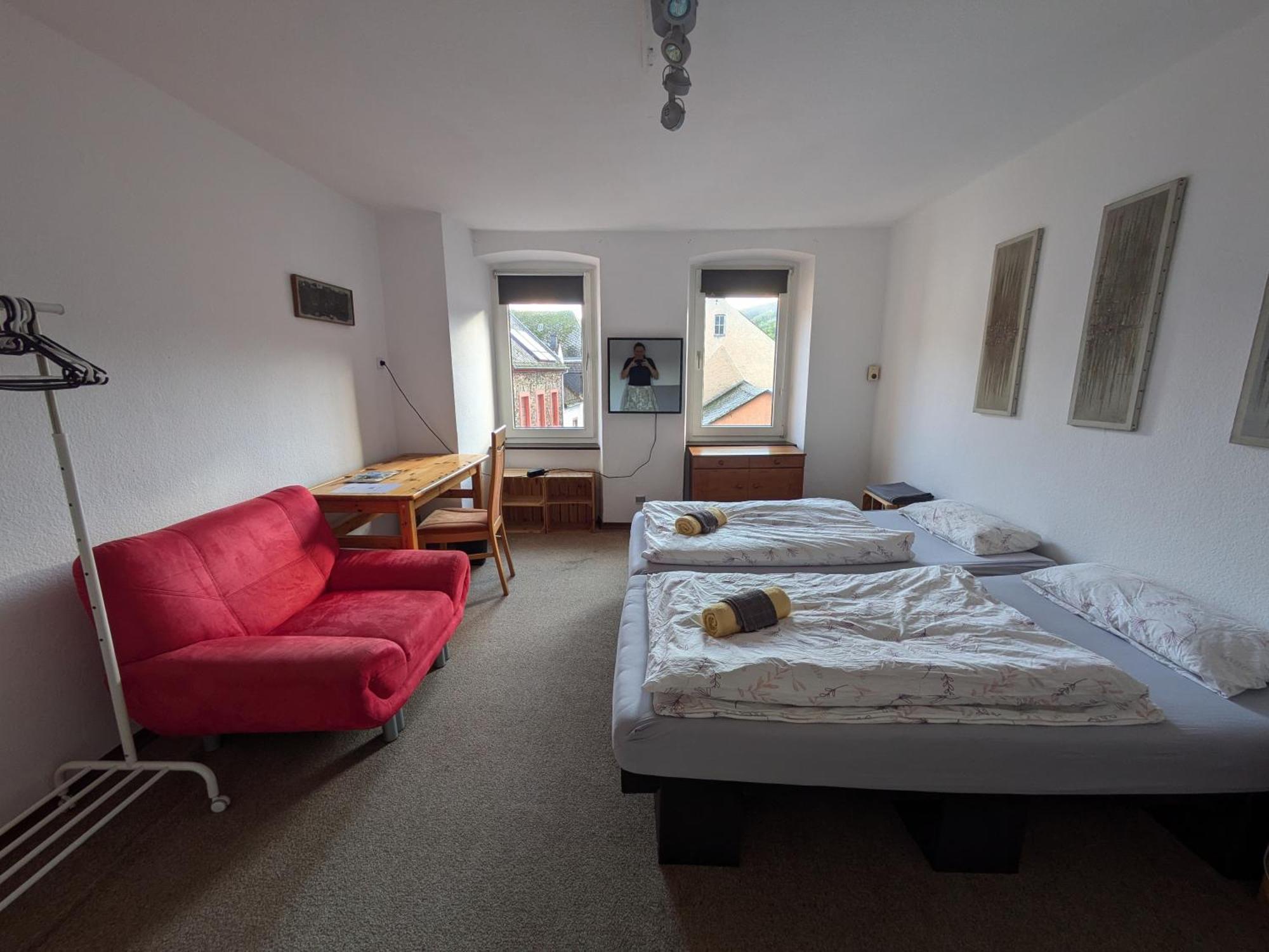 Monkey Factory - Mini Home-Stay Hostel Traben-Trarbach Phòng bức ảnh